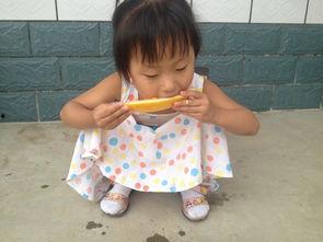 孩子吃瓜的视频,萌态十足引网友爆笑